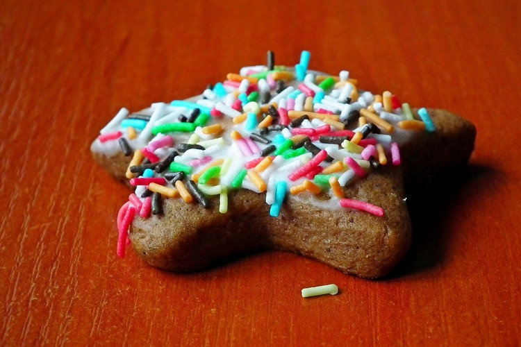 Gingerbread Cookie Recipe - Gingerbread Cookies with Icing and Sprinkles